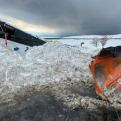 Van'da feci kaza! Kar k&uuml;reme aracına &ccedil;arpan yolcu otob&uuml;s&uuml; kara saplandı: 11 yaralı