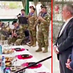 G&uuml;ney Kıbrıs lideri askerlerle birlikte işgal marşı okudu