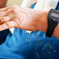 Yaşlıları akıllı bileklikle koruma d&ouml;nemi! 7/24 takip bir şehirde başladı