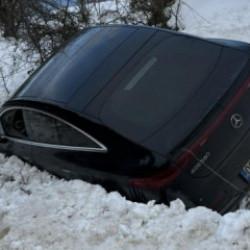 Yoldan &ccedil;ıkan l&uuml;ks ara&ccedil; kara saplandı