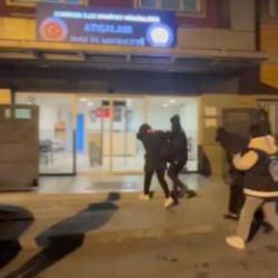 1 aylık bebeğini kış g&uuml;n&uuml; durağa bırakmıştı! Vicdansız anne yakalandı