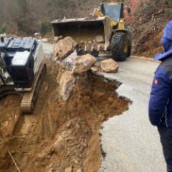 3 g&uuml;n arayla iki heyelan: Yol kapandı!