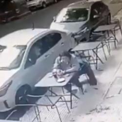 4. kattan kafede oturan adamın kafasına d&uuml;şt&uuml;! Mucize kurtuluş