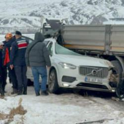 Sivas'ta buzlanma nedeniyle zincirleme kaza: 1 &ouml;l&uuml;, 2 yaralı