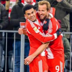 8-1'lik tarihi ma&ccedil;! Namağlup lider rakibine acımadı