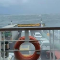 Fırtına alarmı! Feribot s&uuml;r&uuml;klendi, tır devrildi, u&ccedil;ak piste inemedi...