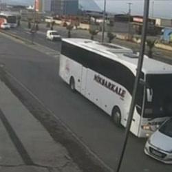 Manisa'da yolcu otob&uuml;s&uuml; otomobili 50 metre s&uuml;r&uuml;kledi: 1&rsquo;i &ccedil;ocuk 3 yaralı