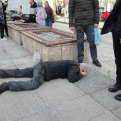Samsun'da alkol komasına giren adam yere yığıldı