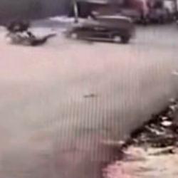 Kavşakta ortalık karıştı: Ara&ccedil; motora, motor yayaya &ccedil;arptı