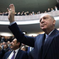 AK Parti&rsquo;ye ge&ccedil;işler s&uuml;r&uuml;yor: Erdoğan 3 vekilin daha rozetini taktı!