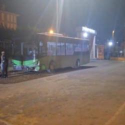 Arnavutk&ouml;y'de otomobil ile &ouml;zel halk otob&uuml;s&uuml; &ccedil;arpıştı! Yaralılar var