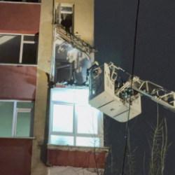 Bah&ccedil;elievler'de korkutan anlar: 6 katlı binanın 2 balkonu &ccedil;&ouml;kt&uuml;!