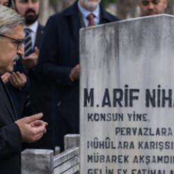 Bayrak Şairi Arif Nihat Asya vefatının 51. yılında kabri başında dualarla anıldı