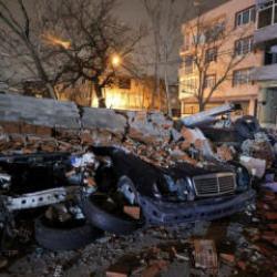 Bursa'da fırtına duvarı ara&ccedil;ların &uuml;st&uuml;ne devirdi