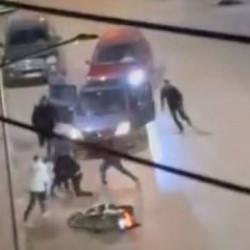 Bursa&rsquo;da sokak ortasında kardeş kavgası: Ağabeyini bı&ccedil;aklayıp ka&ccedil;tı