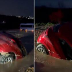 Bursa'da korkun&ccedil; ihmal! S&uuml;r&uuml;c&uuml; bataklığa g&ouml;m&uuml;lmekten son anda kurtuldu