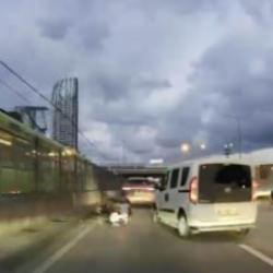 Bursa'da motosikletliye &ccedil;arptı, aracının derdine d&uuml;şt&uuml;