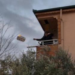 Bursa&rsquo;da panik anları: Yanan eşyaları balkondan fırlattı