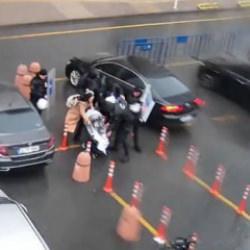  &Ccedil;evik kuvvetten şefkat kalkanı! Fırtınada kalan anne ve bebeğini b&ouml;yle korudular 