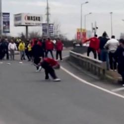 Derbi &ouml;ncesi iki takım taraftarları birbirine girdi