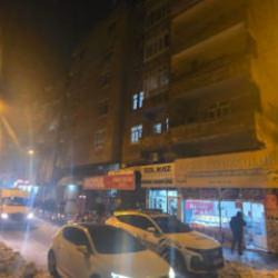 Diyarbakır'da binanın kolonu patladı! 83 kişi tahliye edildi