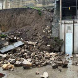 Edirne&rsquo;de sağanak sonrası istinat duvarı &ccedil;&ouml;kt&uuml;: Balkonlar zarar g&ouml;rd&uuml;