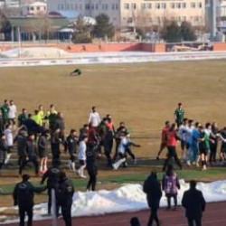 Erzincan&rsquo;da BAL Ligi ma&ccedil;ı karıştı: Tekme ve yumruklar havada u&ccedil;uştu