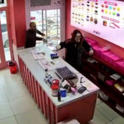 Esenyurt&rsquo;ta ilgin&ccedil; olay: Video &ccedil;ekerken d&uuml;kk&acirc;ndaki pastalara y&ouml;neldi