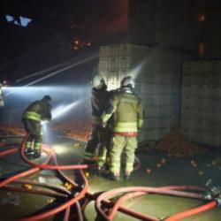 Fabrika alevlere teslim oldu: 60 iş&ccedil;i tahliye edildi, 1 iş&ccedil;i &ouml;ld&uuml;
