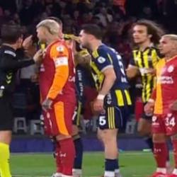 Final olaylı başladı! Hakem kararları tartışmalara sebep oldu