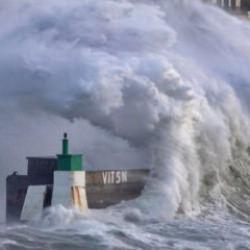 Fransa'da "alarm": 380 bin hane elektriksiz kaldı