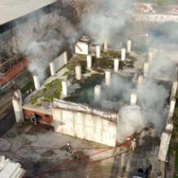 Gaziosmanpaşa'da avize deposunda &ccedil;ıkan yangın s&ouml;nd&uuml;r&uuml;ld&uuml;