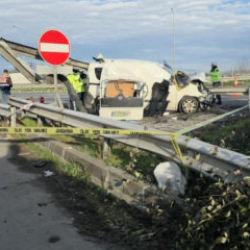 Bariyerlere saplandı, 2 kişi hayatını kaybetti
