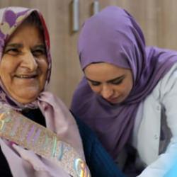 Mutluluğu g&ouml;r&uuml;lmeye değer: İlk doğum g&uuml;n&uuml;n&uuml; 77 yaşında kutladı