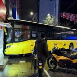 İstanbul'da korkutan kaza: İETT otob&uuml;s&uuml; binaya daldı