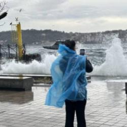 Marmara'da fırtına kabusu! &Ccedil;atılar u&ccedil;tu, ağa&ccedil;lar kırıldı...