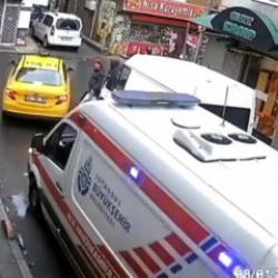 Bayrampaşa'da bir &ccedil;ocuğun ambulansa yol a&ccedil;mak i&ccedil;in trafiği y&ouml;nlendirmesi kamerada