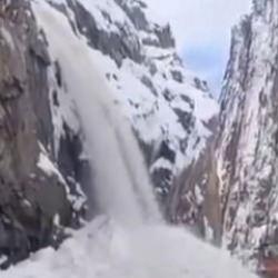 Kara yoluna &ccedil;ığ d&uuml;şt&uuml;! Yol ulaşıma kapatıldı