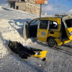 Kayseri&rsquo;de yolcu minib&uuml;s&uuml; ve taksi &ccedil;arpıştı: 1'i ağır 16 yaralı