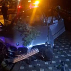 Kontrolden &ccedil;ıkan otomobil ağaca &ccedil;arptı: 2 ağır yaralı