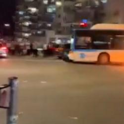 Kud&uuml;s&rsquo;te Ultra-Ortodoks protestocuların arasına otob&uuml;s daldı: 1 &ouml;l&uuml;, 3 yaralı