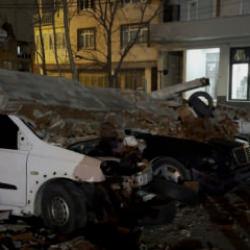 Kuvvetli r&uuml;zgar nedeniyle devrilen duvar ara&ccedil;ları perte &ccedil;ıkardı