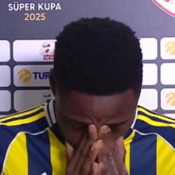 Musaba ma&ccedil;ın ardından g&ouml;zyaşlarını tutamadı