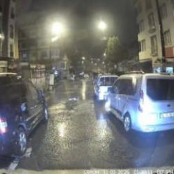 Pendik&rsquo;te trafikte kavga: Servis minib&uuml;s&uuml;n&uuml;n camını yumruklayıp tehdit etti: Seni vururum