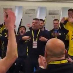 Sadettin Saran galibiyet sonrası soyunma odasına indi: Siz benim ailemsiniz