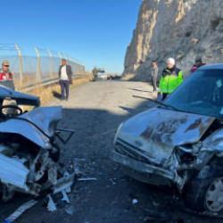  Şanlıurfa&rsquo;da iki ara&ccedil; &ccedil;arpıştı: Yaralılar var