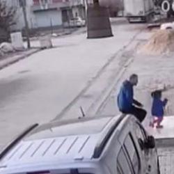 Sokak ortasında anne ve bebeğine saldırdı! Tutuklandı