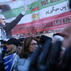 S&uuml;rg&uuml;ndeki Pehlevi'den Trump &ouml;vg&uuml;s&uuml; ve sokağa &ccedil;ağrı: İran'da kaos senaryosu derinleşiyor