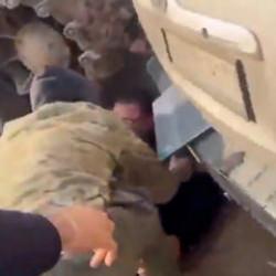 Suriye'de bir muhabire canlı yayında tank &ccedil;arptı!