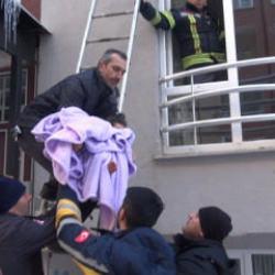 Erzurum'da şoke eden olay! Bebek sesi ekipleri alarma ge&ccedil;irdi, evde tek başına bulundu